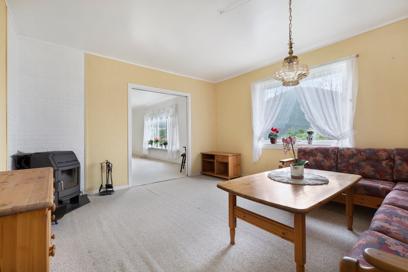 Lys stue med slette overflater og vegg til vegg teppe Galleribilde