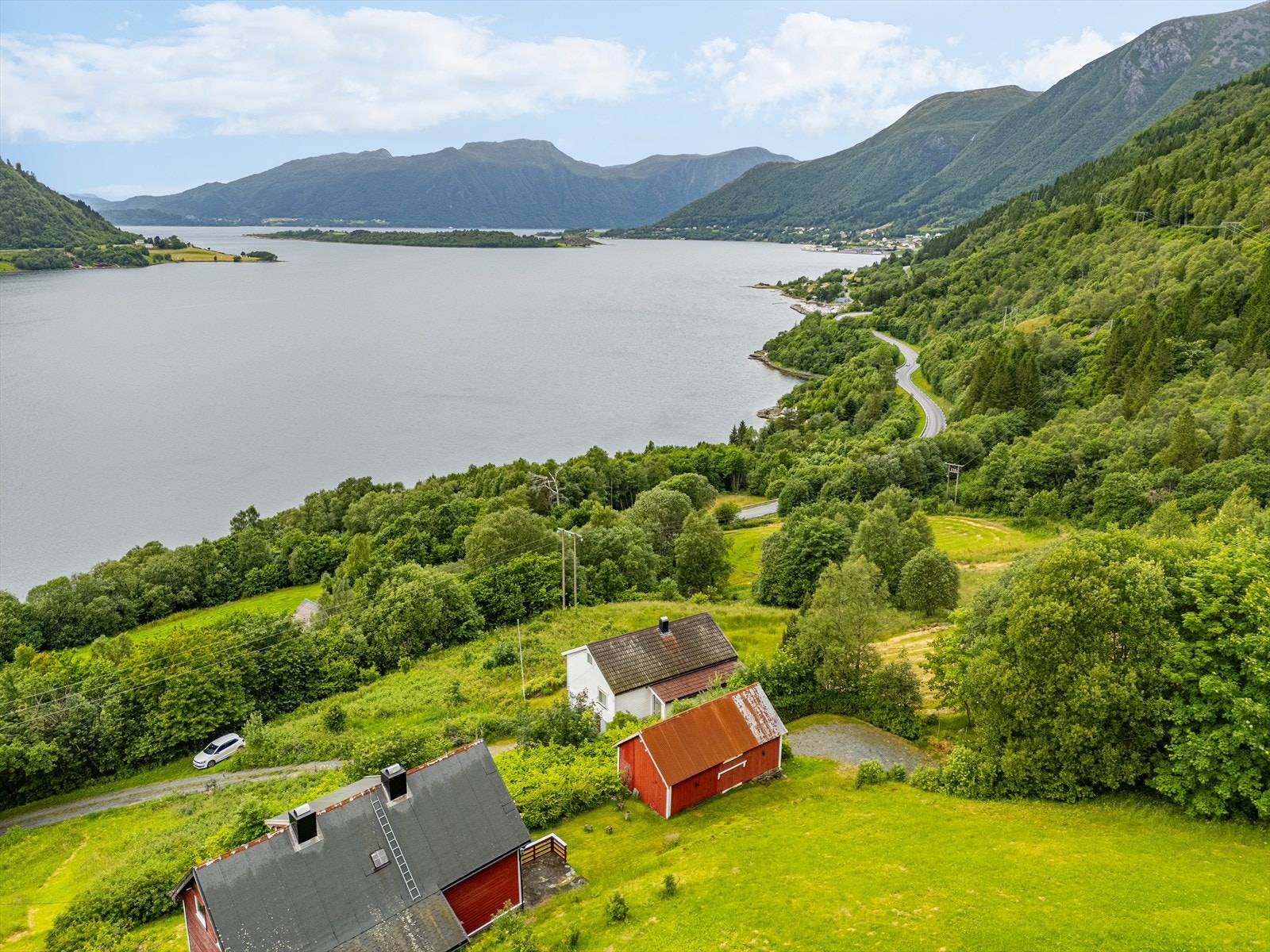 En vestvendt enebolig med fantastisk utsikt over Ørstafjorden Galleribilde