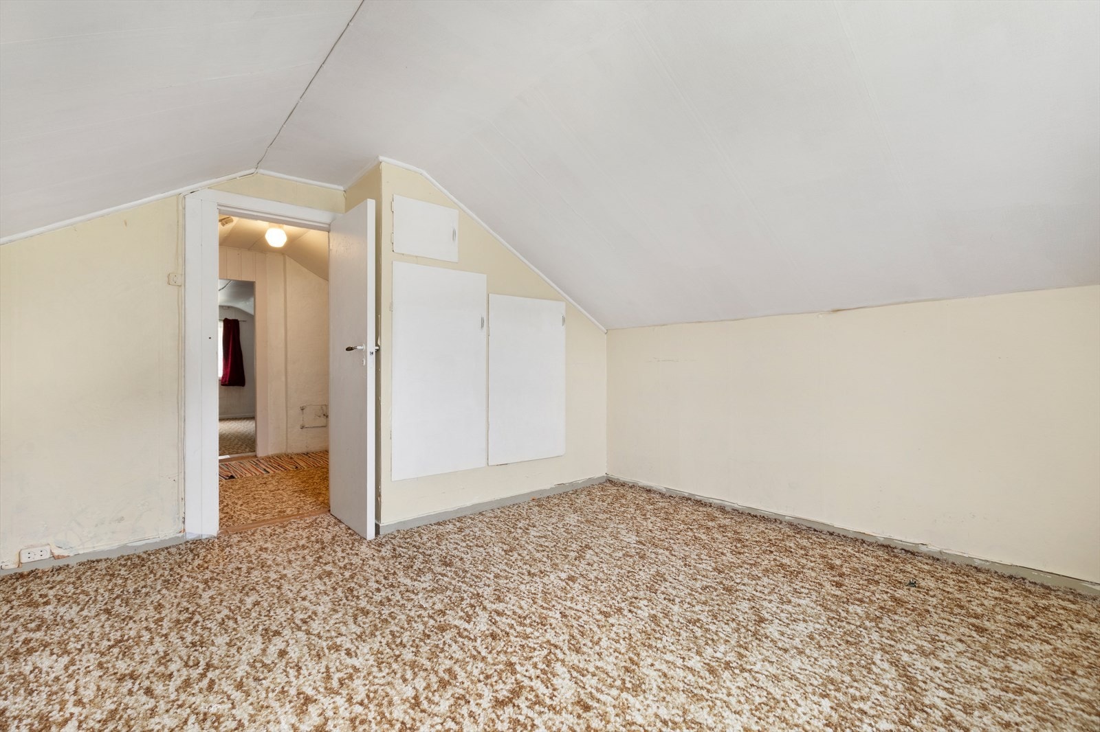 Soverom 1 på loft - integrerte garderobeskap Galleribilde