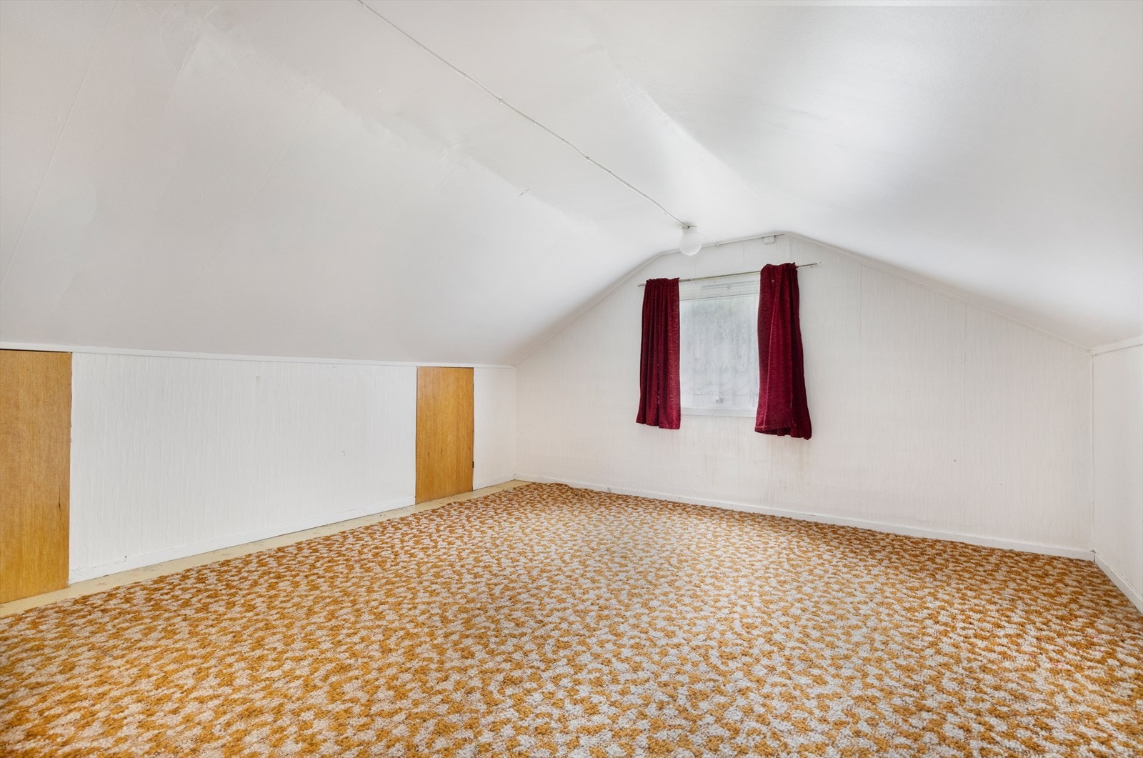 Soverom 2 på loft - Kneveggskott for ekstra god lagring Galleribilde