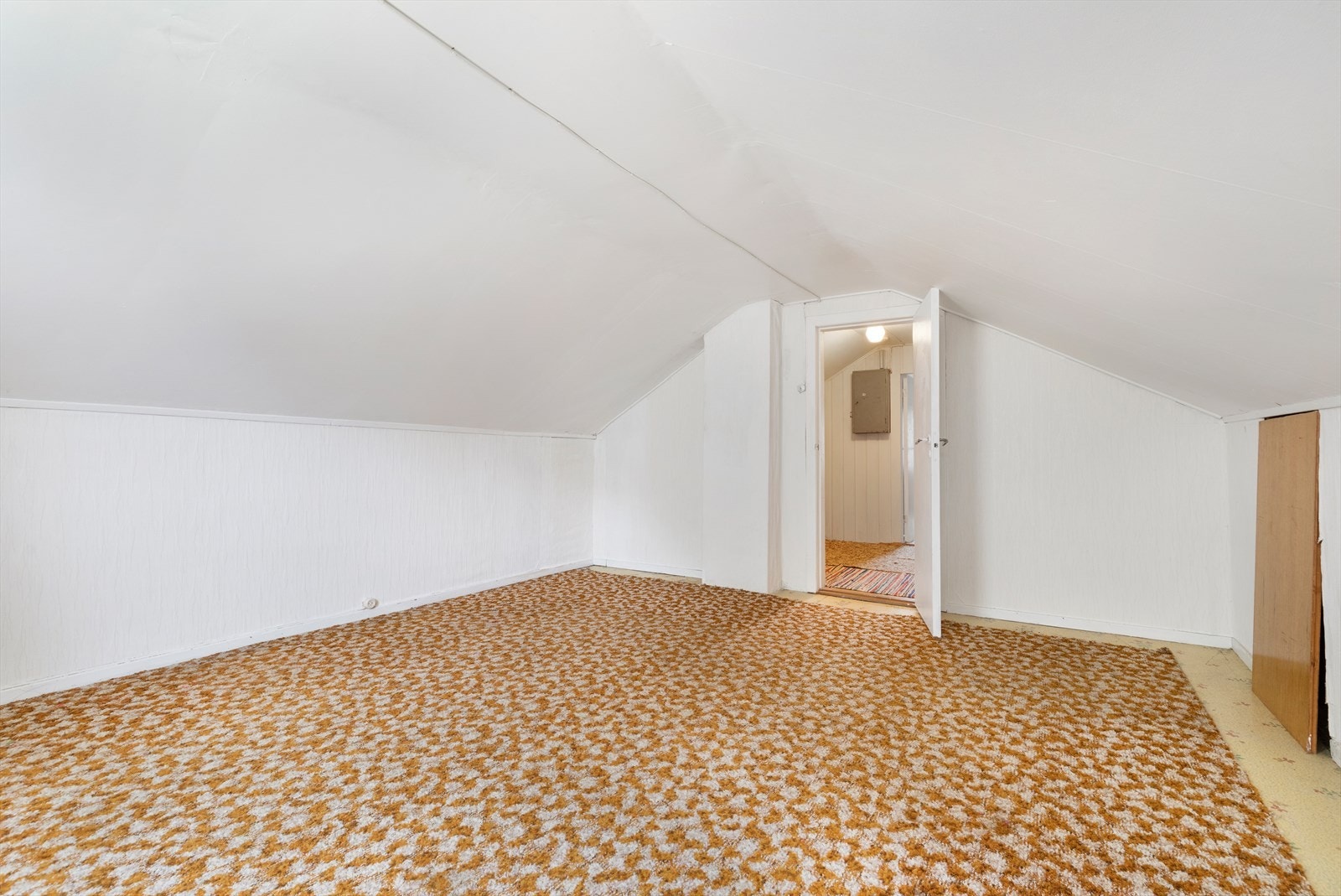 Soverom 2 på loft - Et romslig soverom med mange innredningsmuligheter Galleribilde