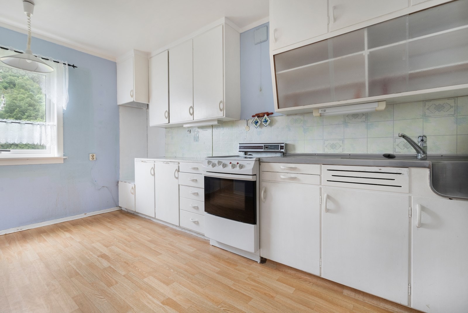 Separat kjøkken med eldre innredning Galleribilde