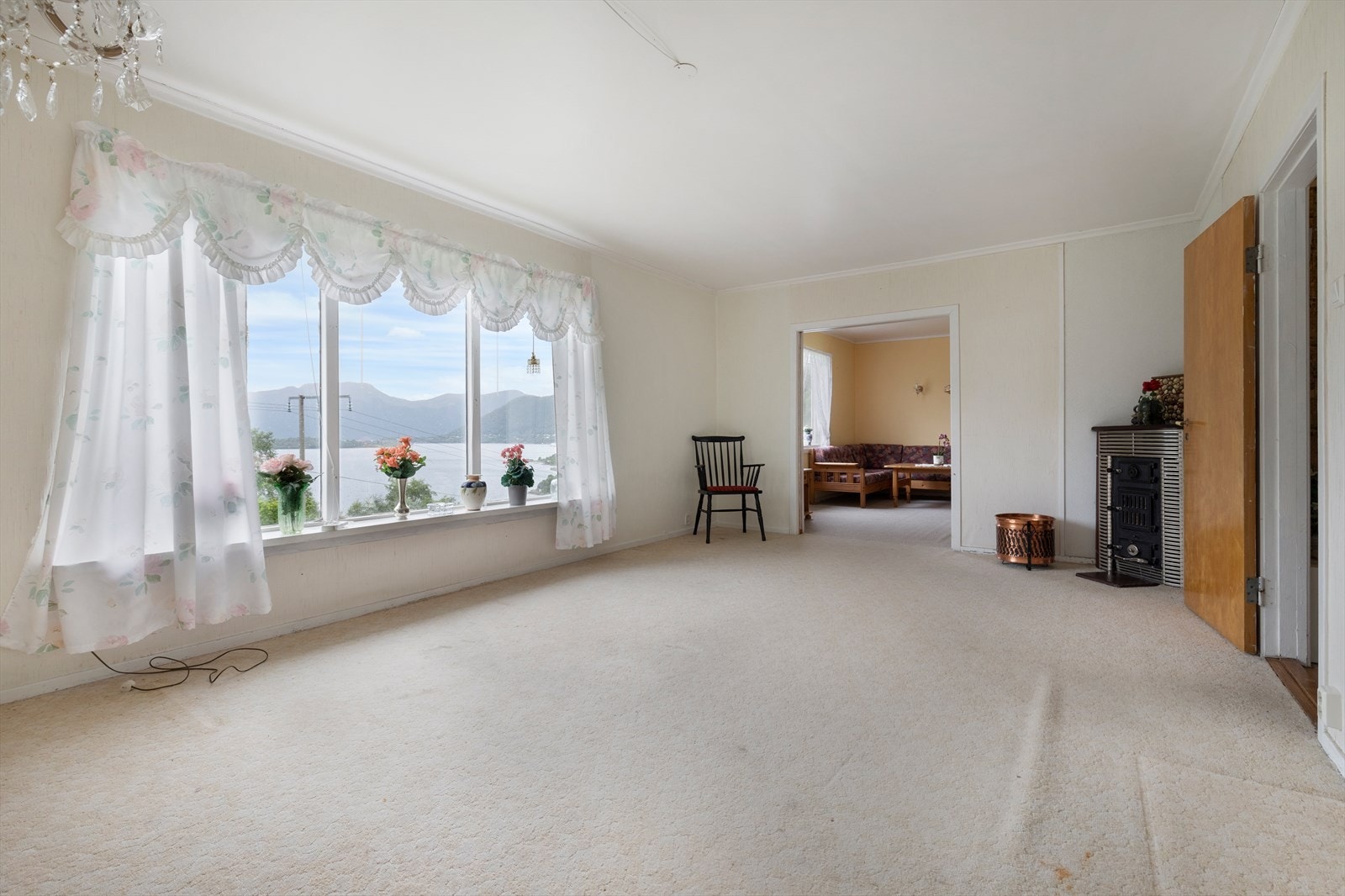 Spisestue med nydelig utsikt og vedovn Galleribilde