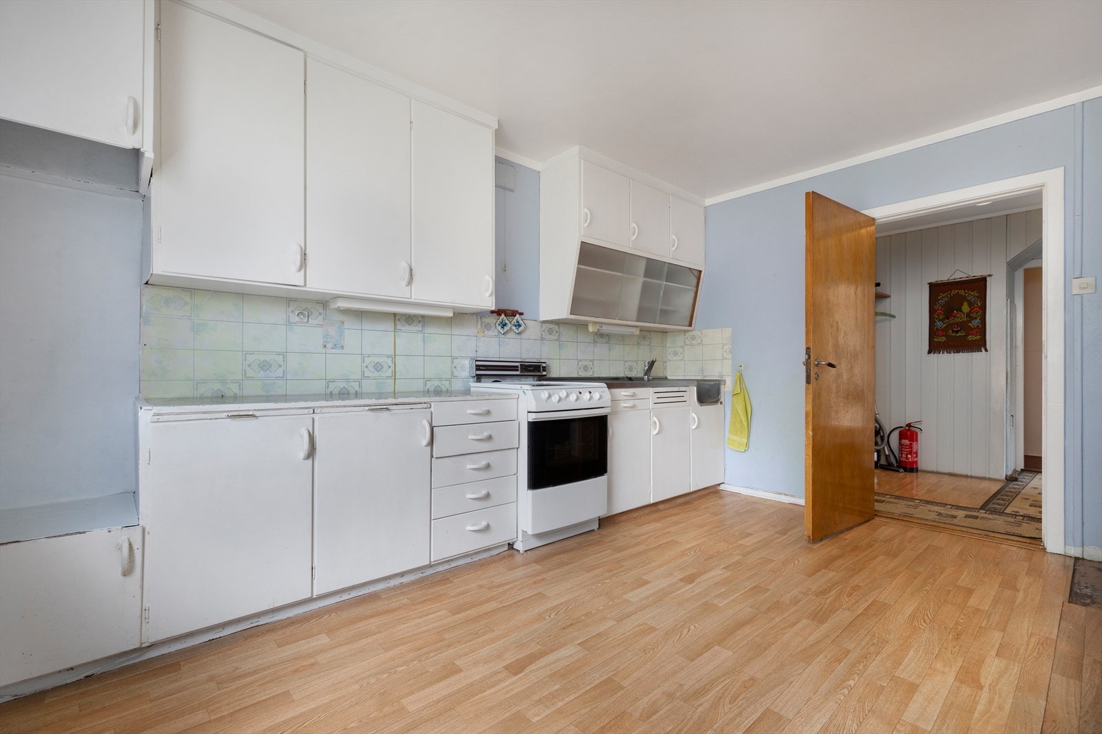 Godt vedlikeholdt kjøkken med laminat på gulv Galleribilde