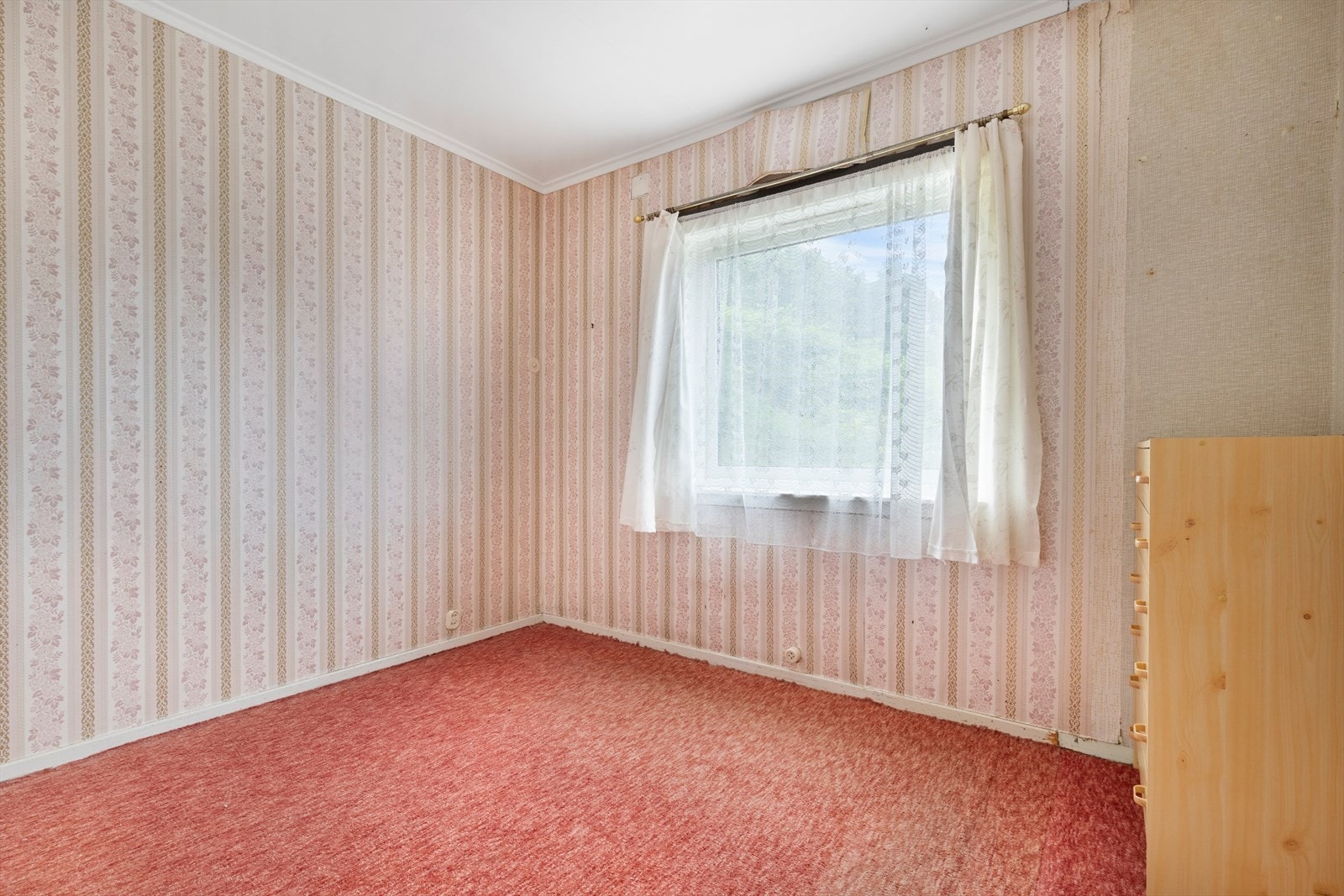 Soverommet i hovedetasjen med plass til dobbeltseng og garderobe Galleribilde