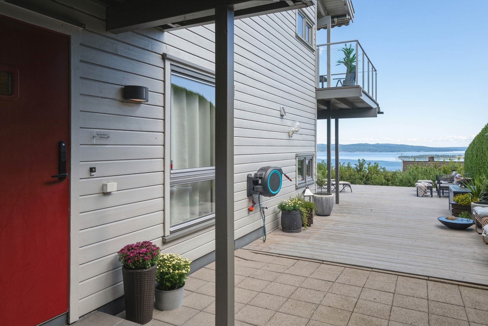 Hellelagt terrasse ved inngang Galleribilde