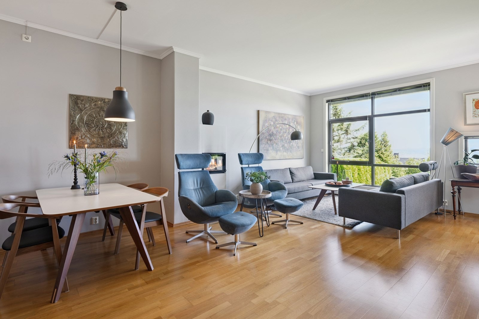 Stuen har parkett på gulv. Galleribilde