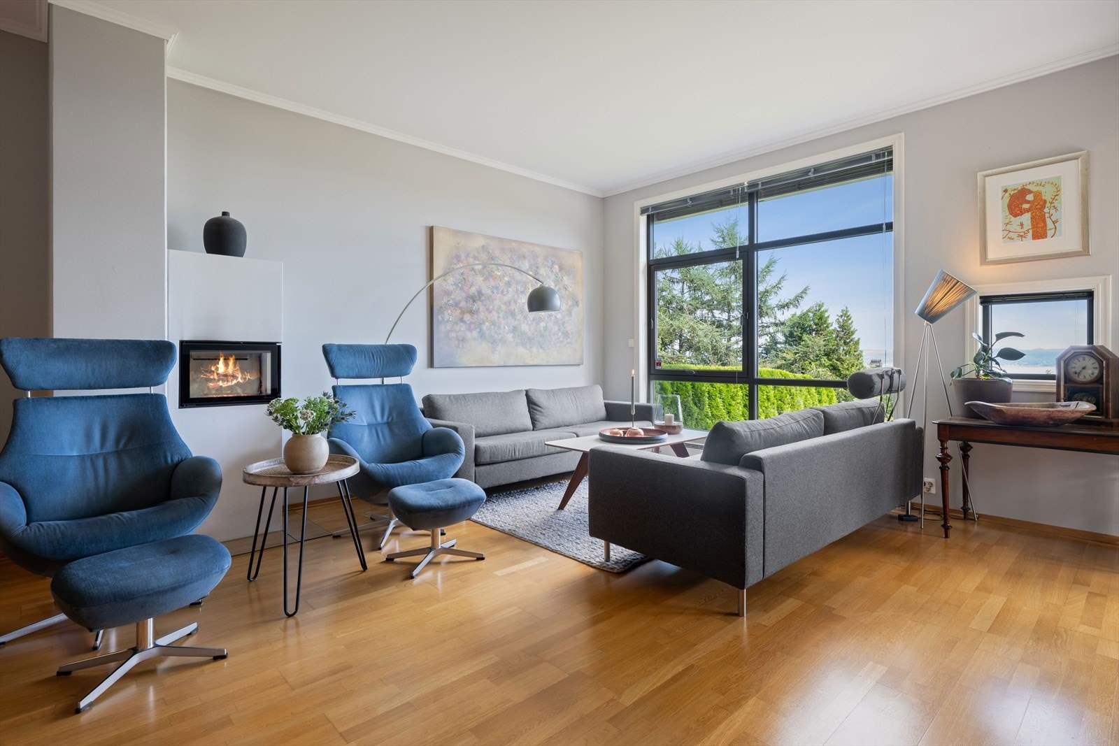 Stort fint vindu ut mot sjøen Galleribilde