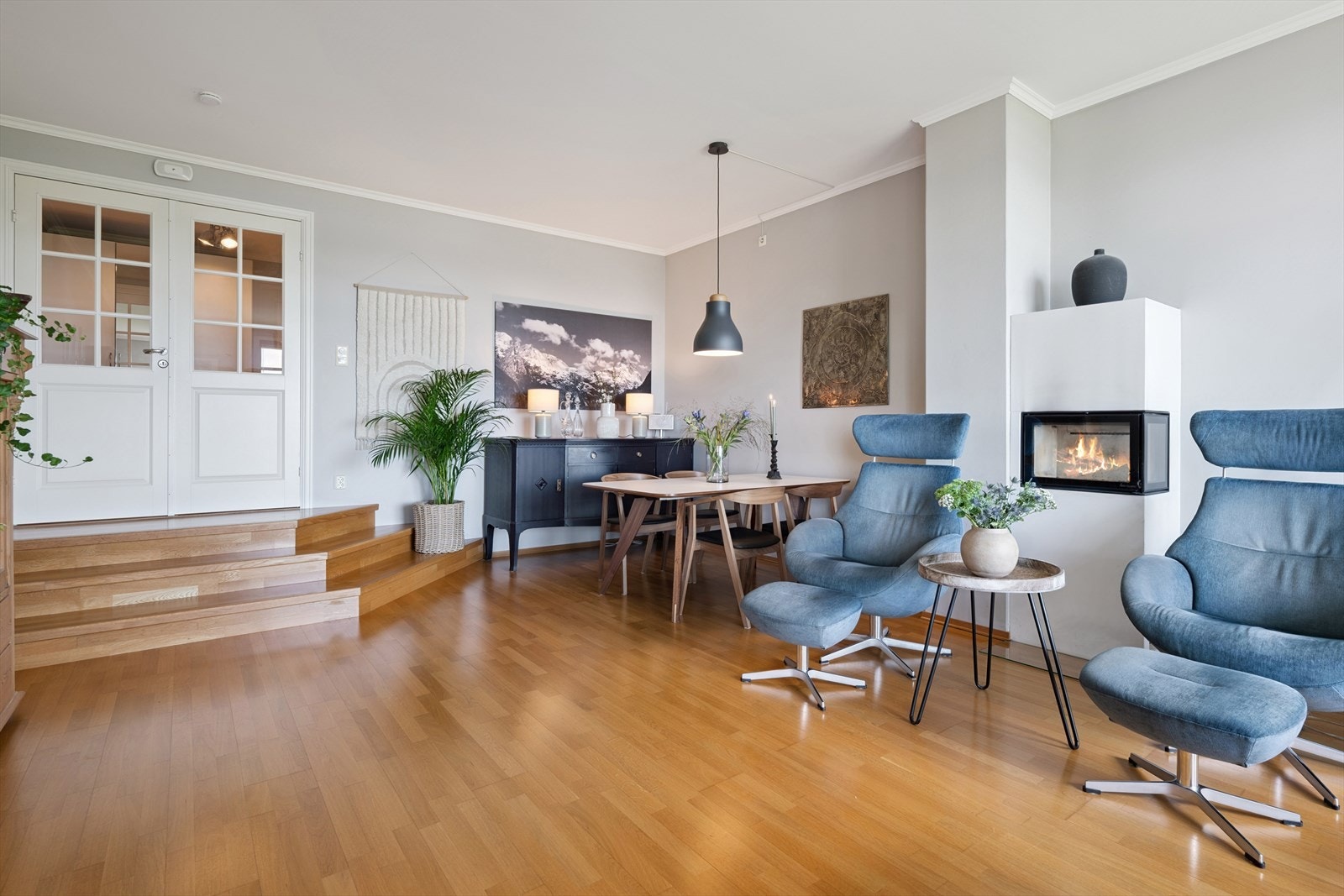 Stuen har en koselig trapp ned fra hall med dobbel dør Galleribilde