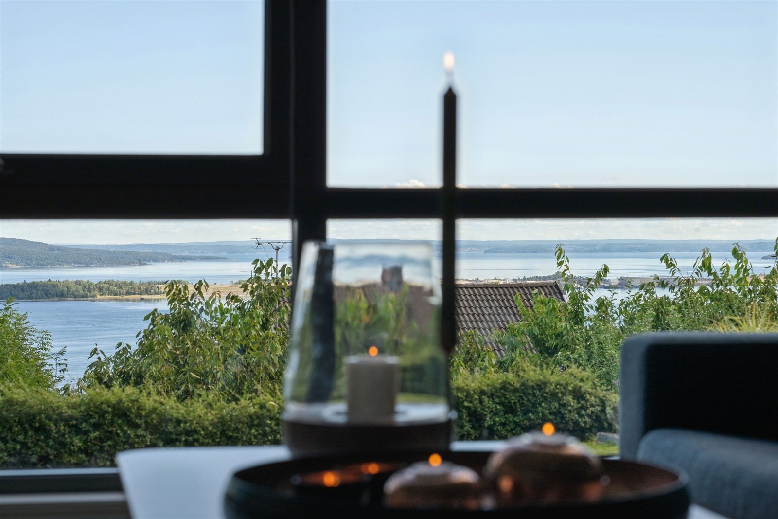 Flott sjøutsikt fra stue og kjøkken Galleribilde