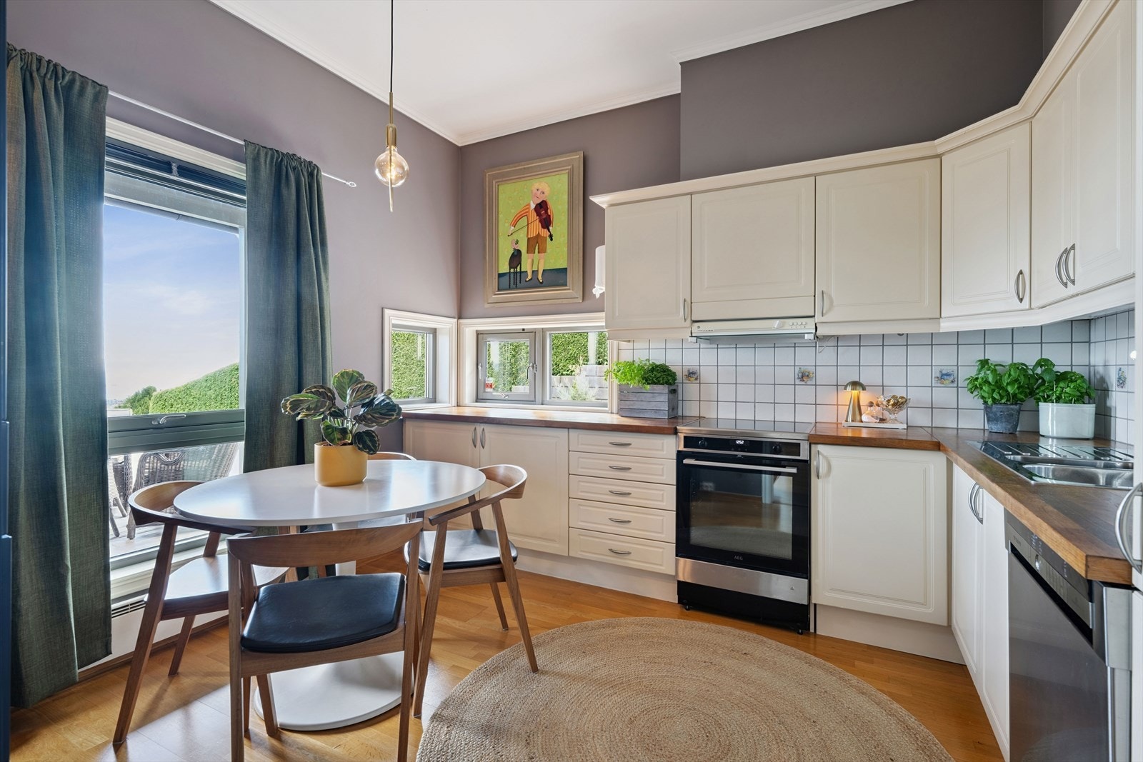 Koselig kjøkken med flott sjøutsikt Galleribilde