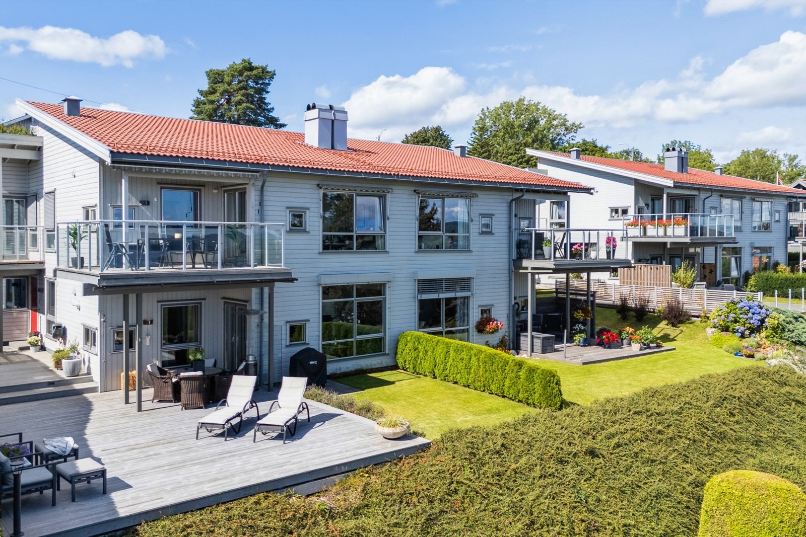 Kjempefin stor terrasse med flott sjøutsikt, usjenert Galleribilde