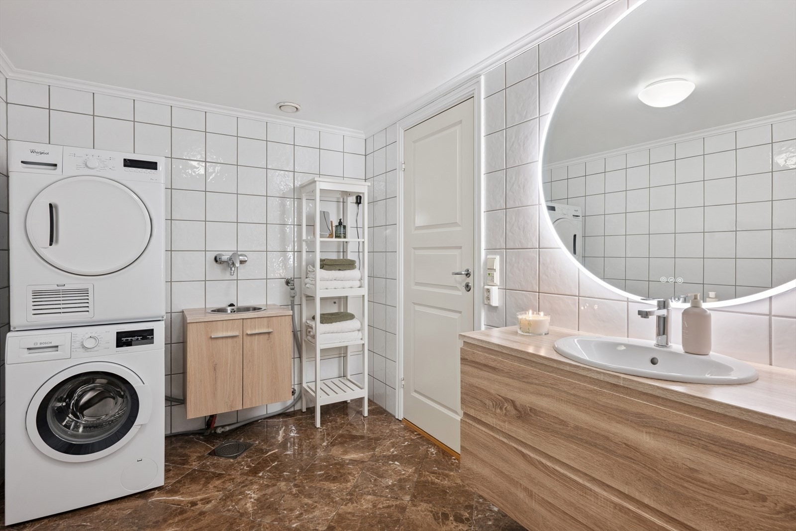 Pent bad/wc med nyere baderomsinnredning Galleribilde