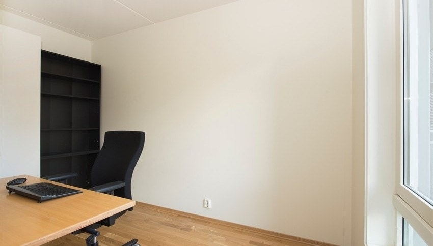 Soverom 2 vender ut mot rolig bakgård. Galleribilde