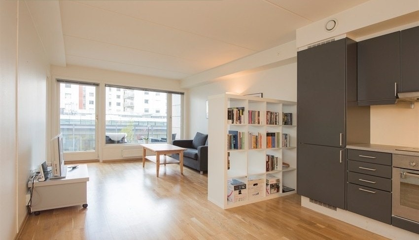 Åpen kjøkkenløsning tilknyttet stuen. Utgang til balkong fra stuen. Galleribilde