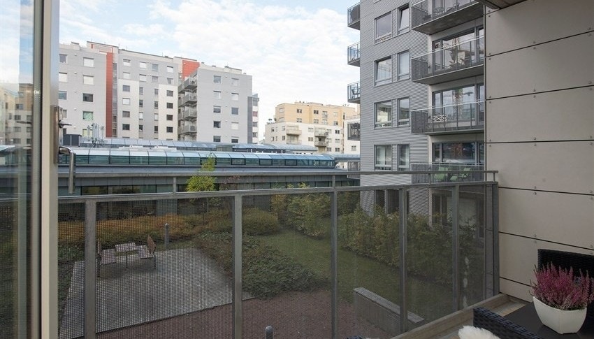 Nord-vestvendt balkong på ca 5 kvm, vender ut mot opparbeidet bakgård. Galleribilde