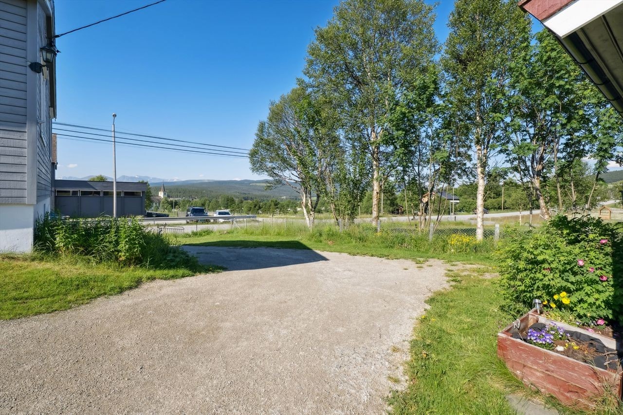 Rikelig med biloppstillingsplass på egen gruset gårdsplass. Galleribilde