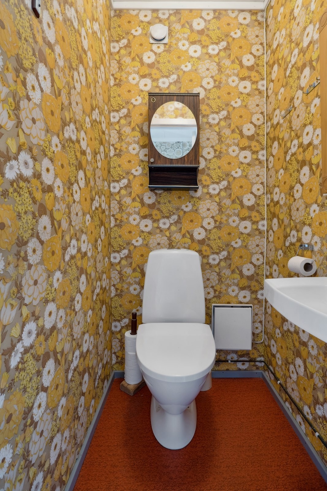 Praktisk toalettrom i første etasje med servant og panelovn. Galleribilde