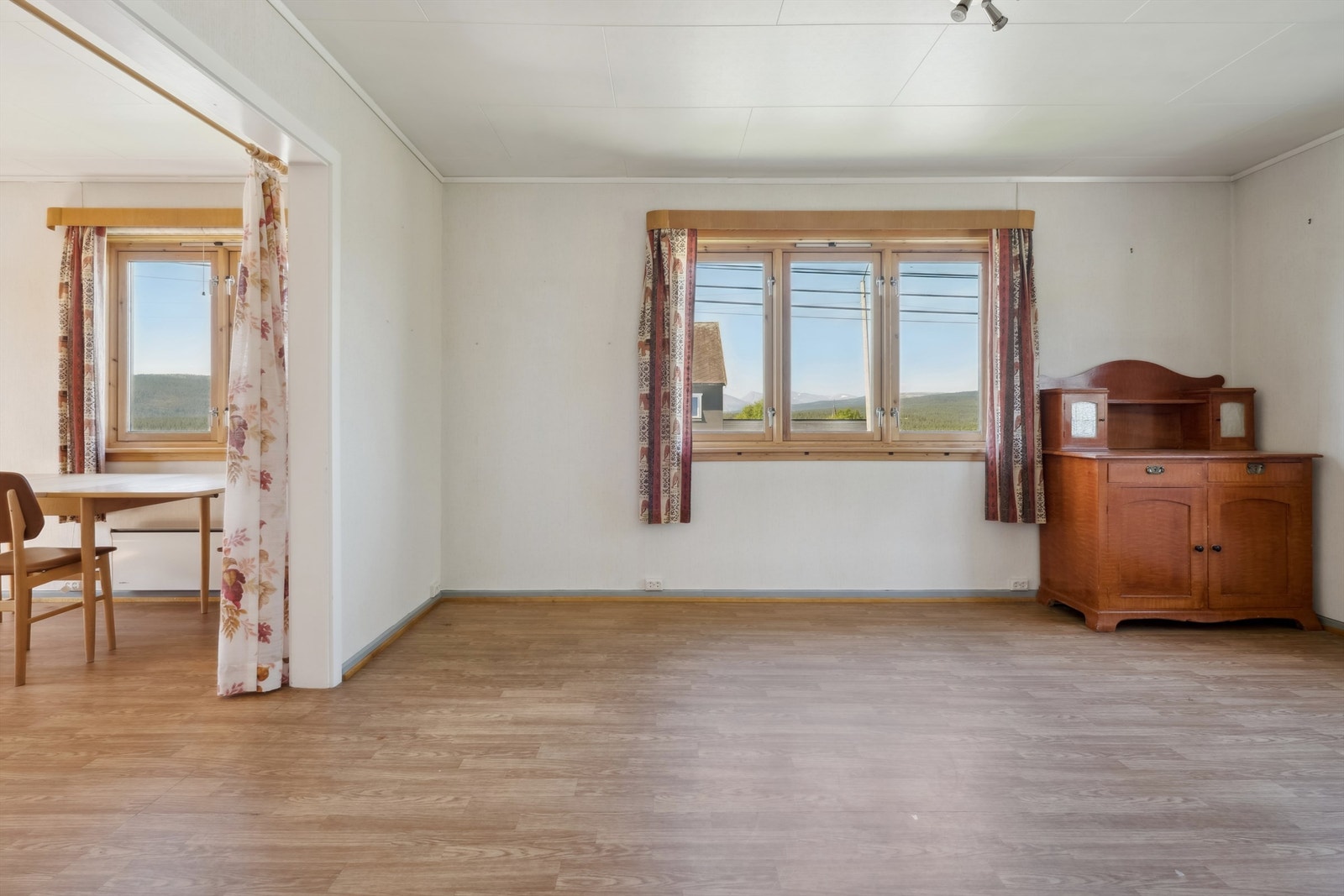 Store vindusflater gir rommet en åpen og luftig følelse. Galleribilde