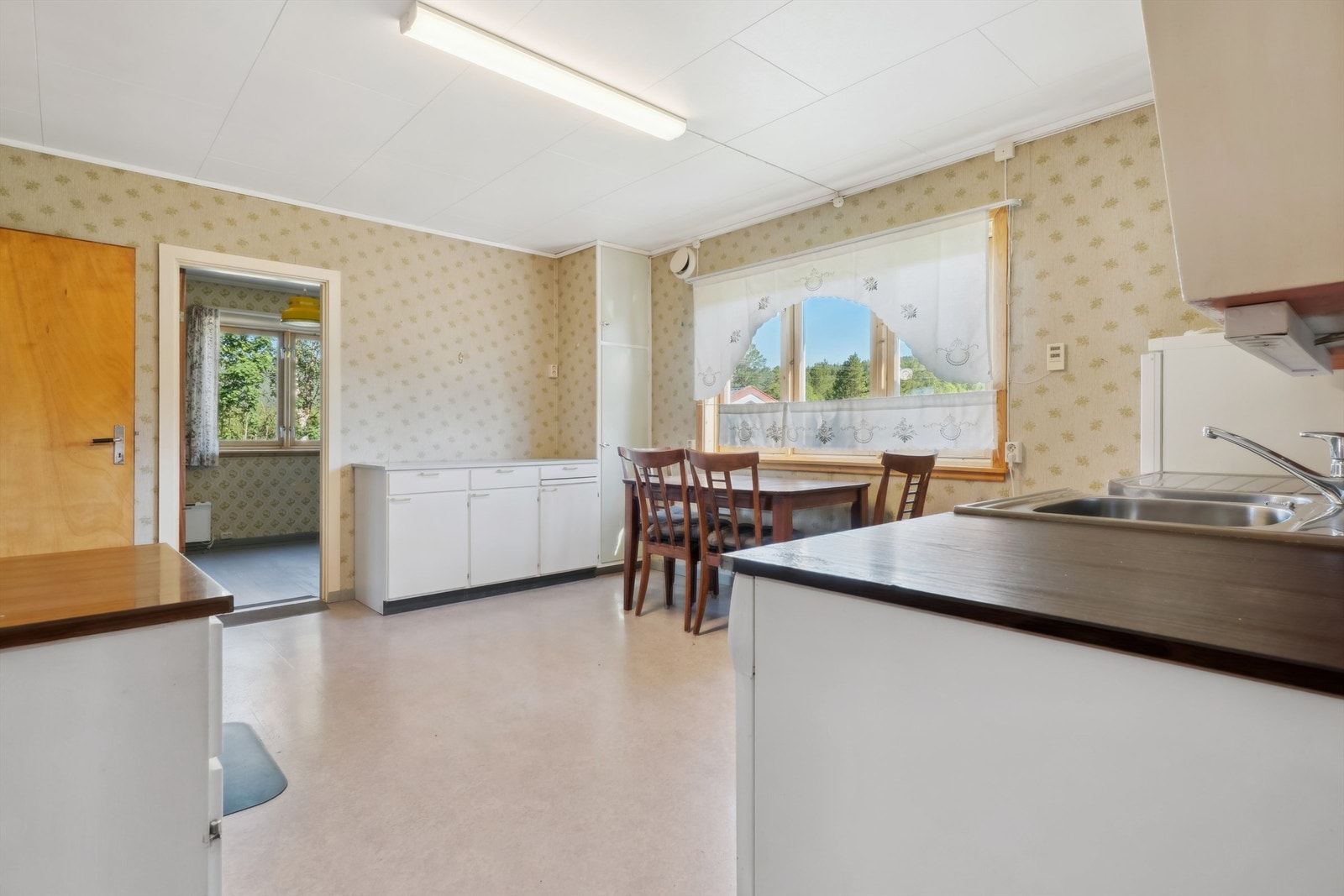 Kjøkkenet har god plass for en koselig spiseplass ved vinduet. Galleribilde