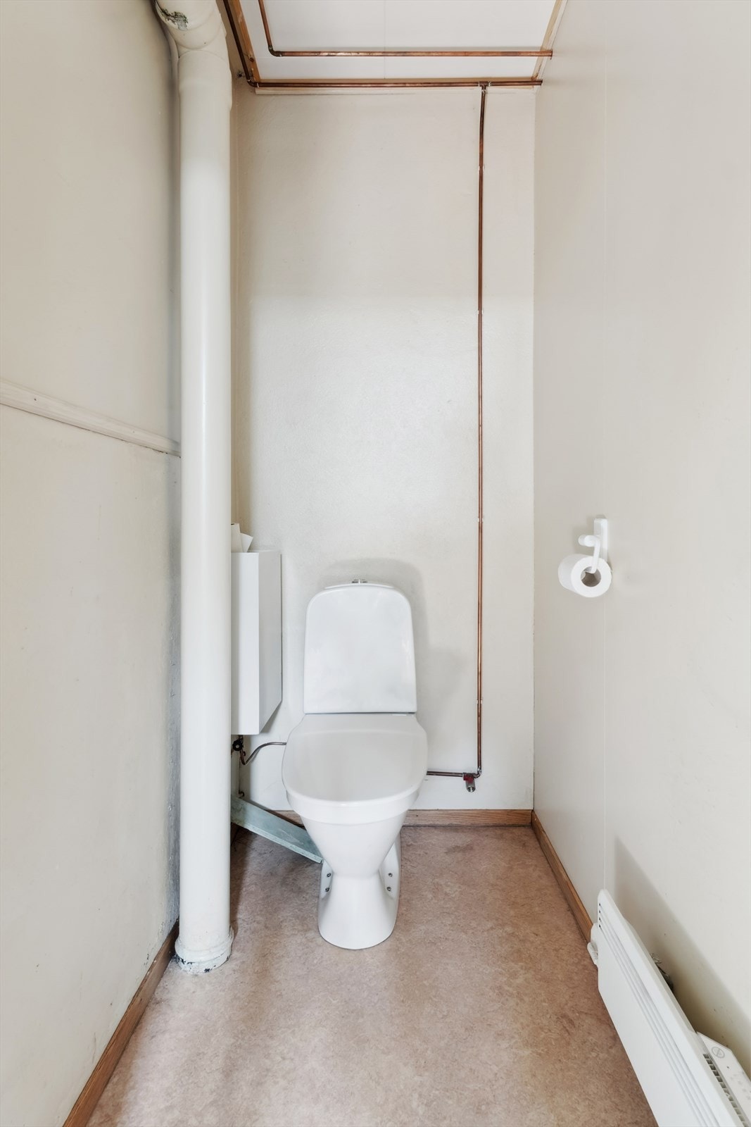 Separat toalettrom i underetasjen Galleribilde