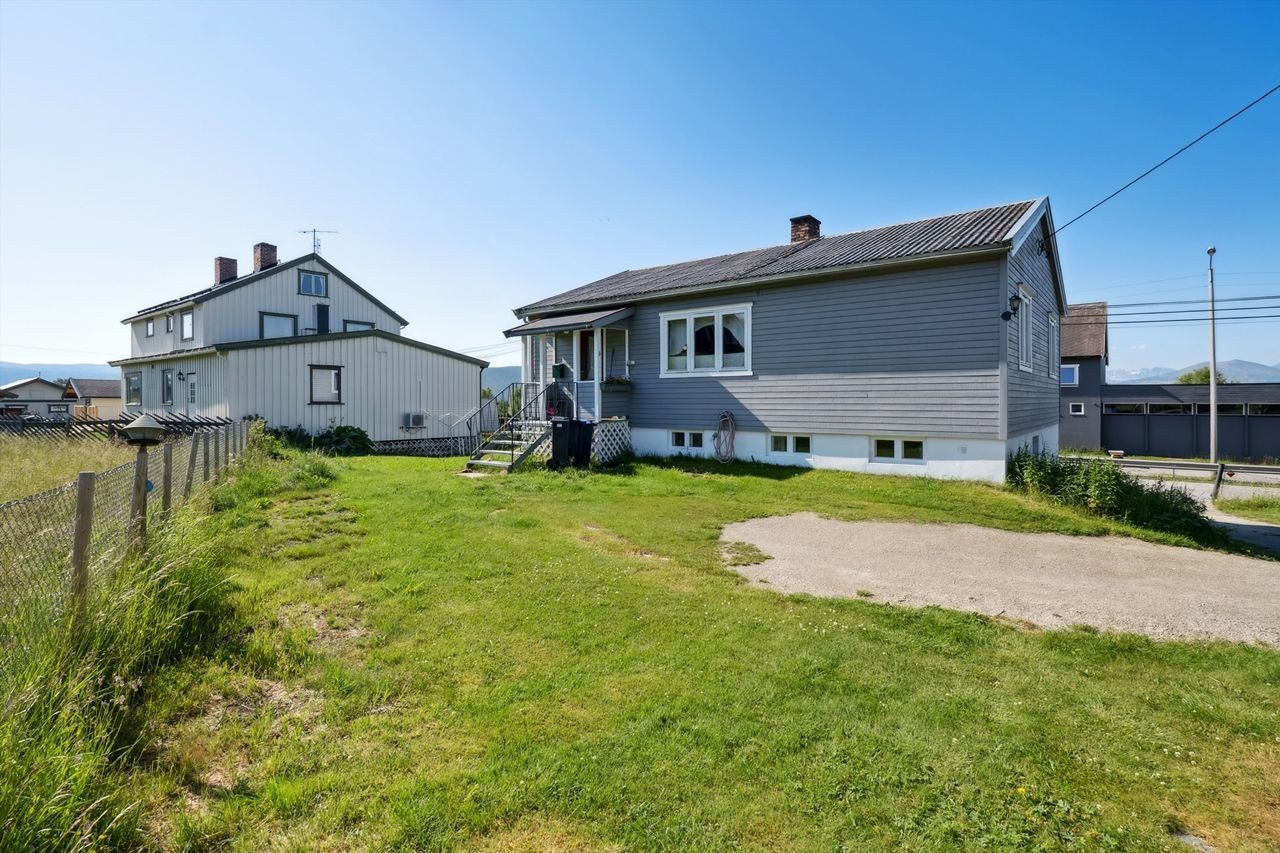 Hyggelig uteområde med plen og gode muligheter for sol. Galleribilde