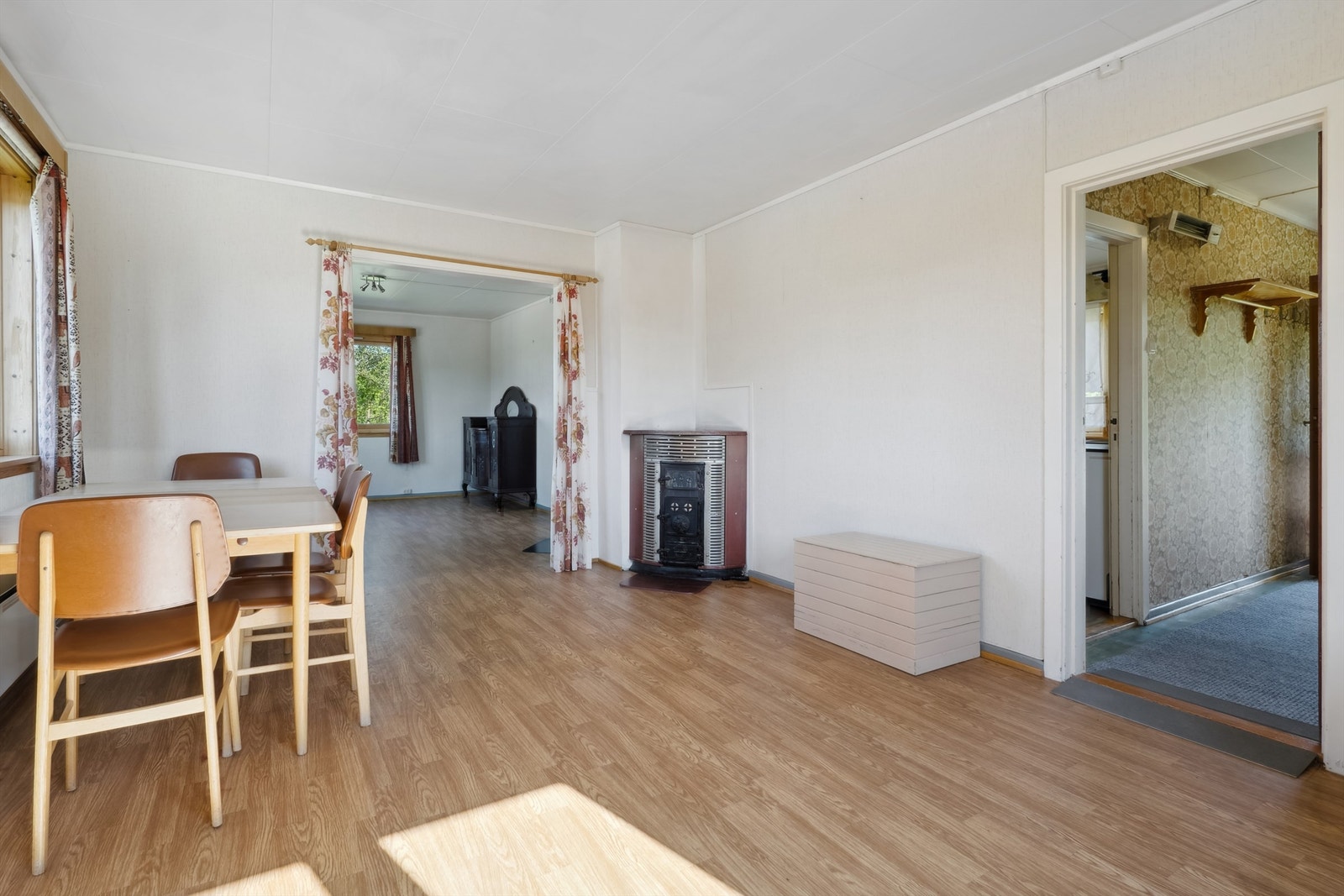 Romslig todelt stue med plass til både sofagruppe og spisebord. Galleribilde