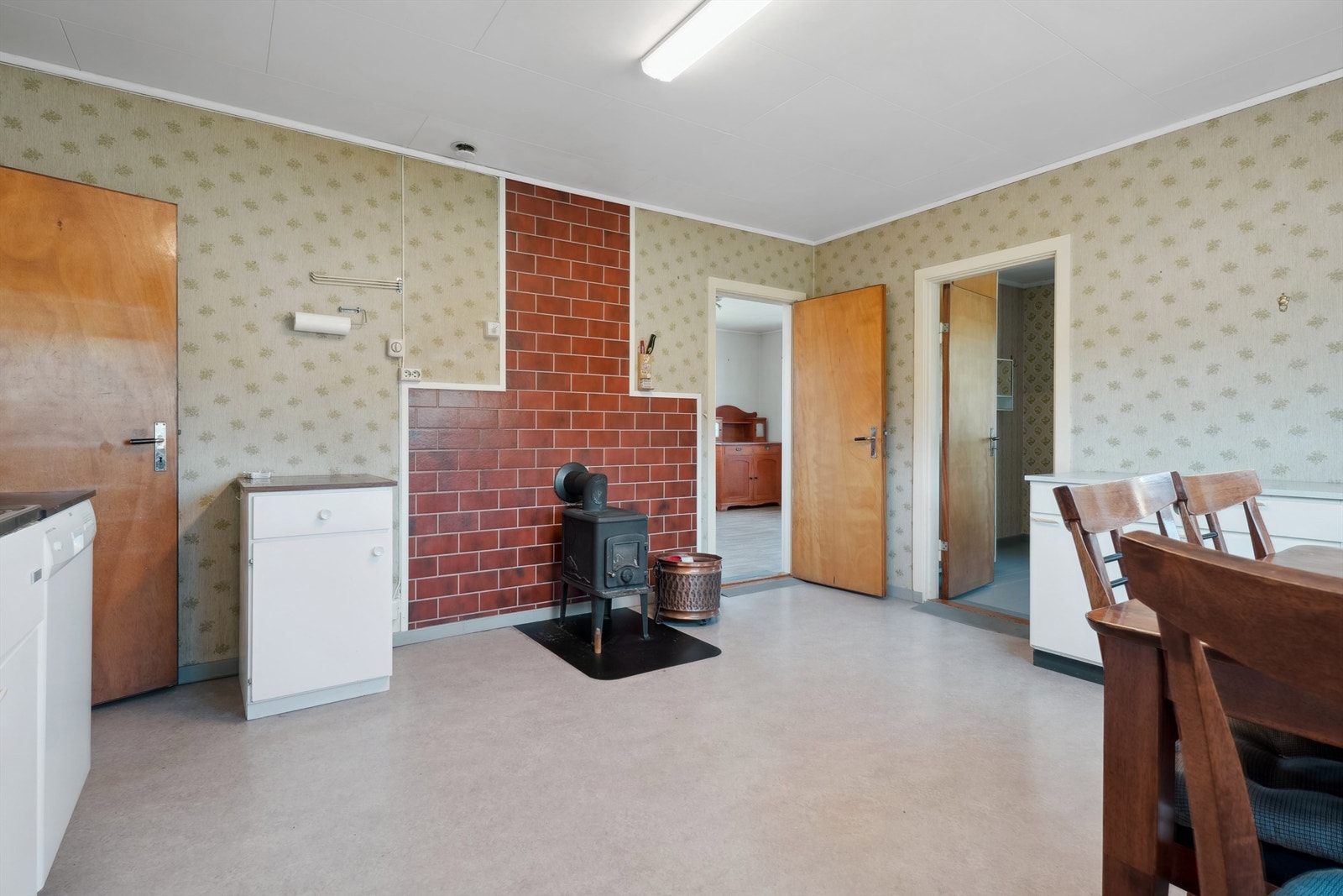 Kjøkken har eldre innredning og rommet har generelt behov for modernisering Galleribilde