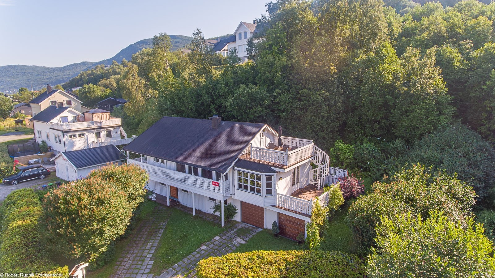 Aktiv Finnsnes presenterer Nordli 5! Stor og innholdsrik familiebolig med garasje i et veletablert og barnevennlig boligfelt. Galleribilde