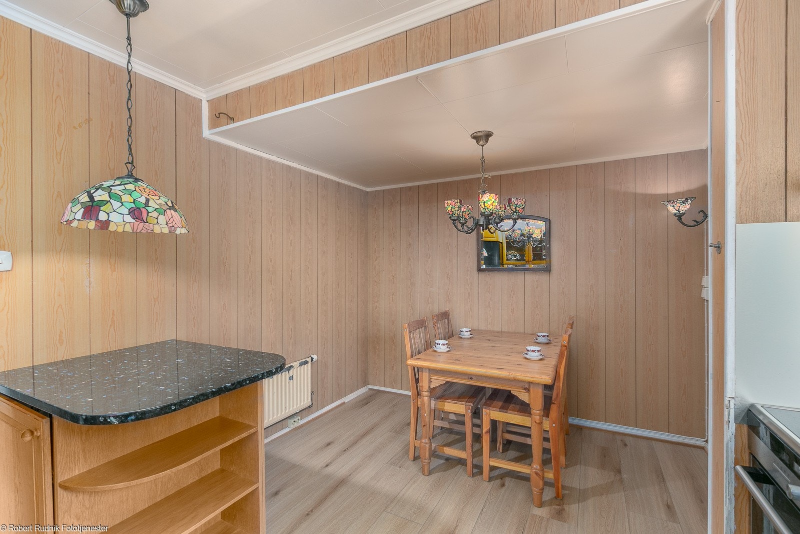 Plass til spisegruppe i bakkant av kjøkkenet. Galleribilde