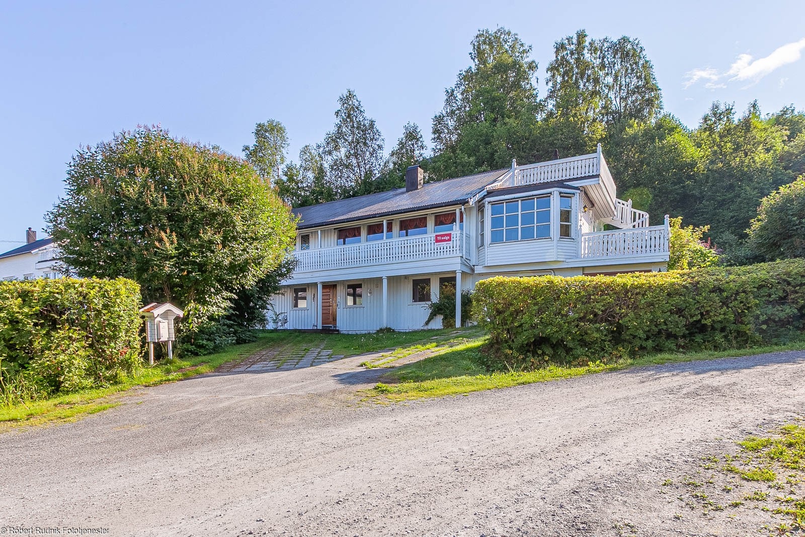 Skjermet hage med lite innsyn fra nærliggende eiendommer. Galleribilde