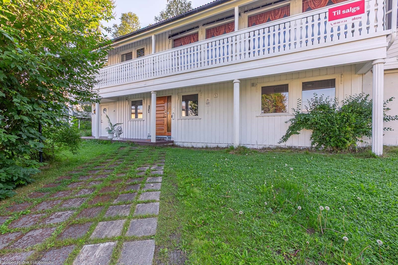 Delvis overbygd inngangsparti. Galleribilde