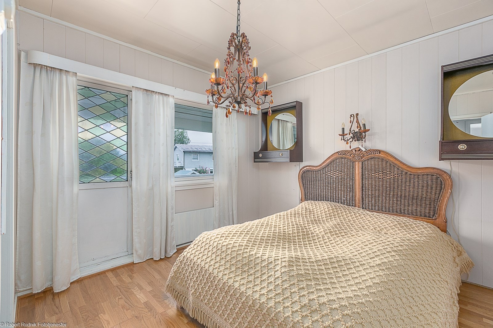 Hovedsoverommet har eget walk-in og utgang til veranda. Galleribilde