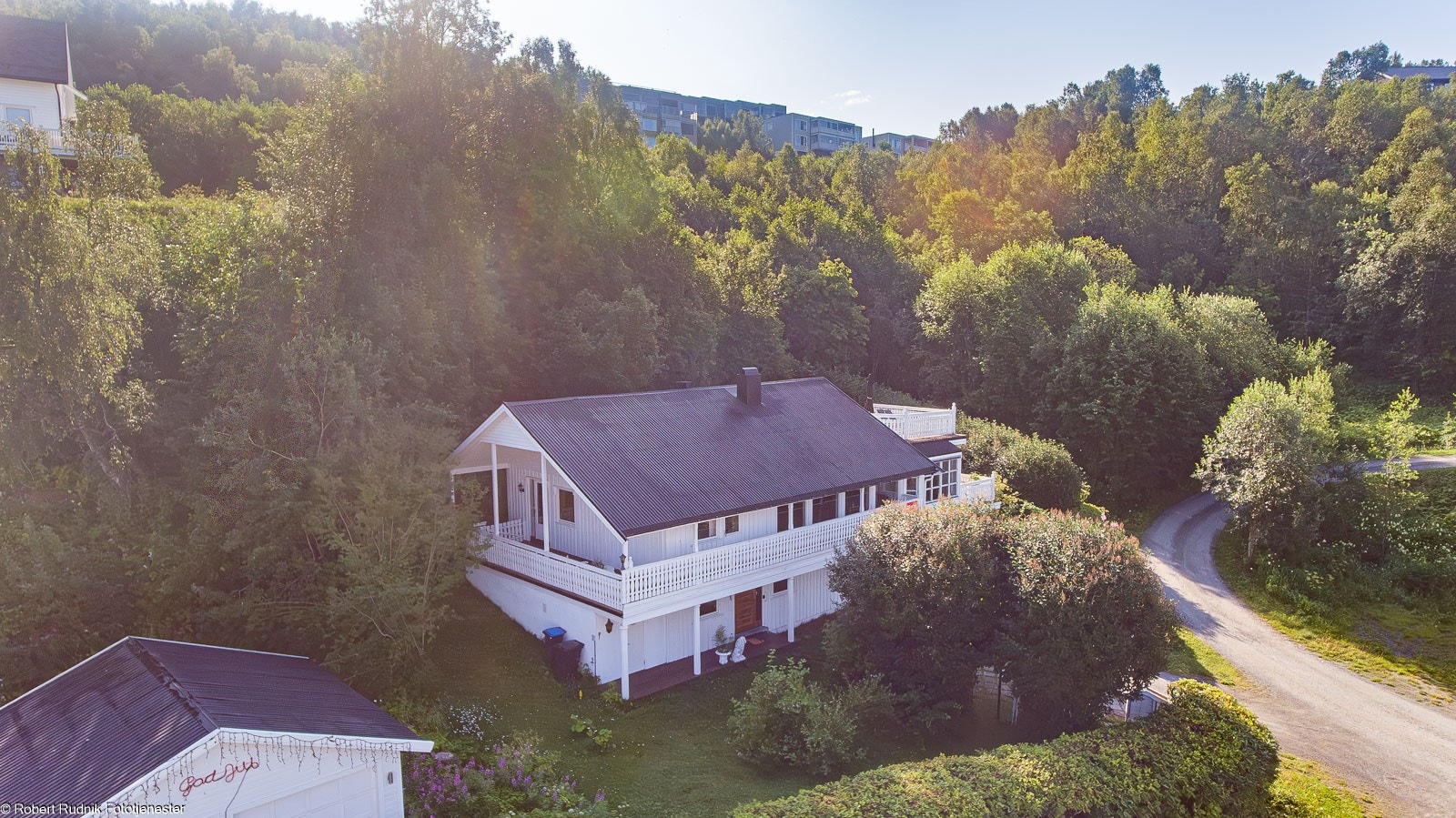 Lun og opparbeidet hage med plen og beplantning. Galleribilde