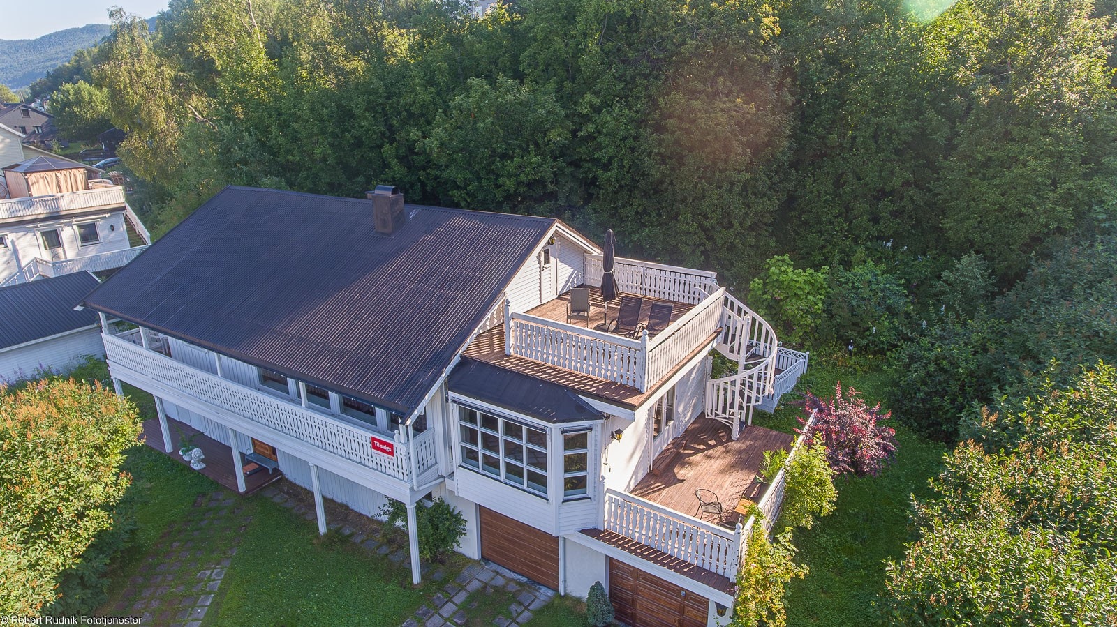 Boligen har tre verandaer hvor man kan nyte sol fra morgen til midnatt på sommertid, fra overbygd veranda kan man se midnattssolen. Galleribilde