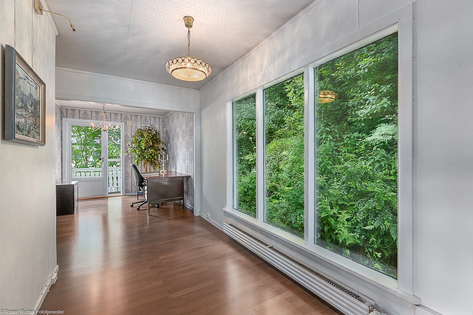 Boligen har tidligere inneholdet tre soverom i første etasje. Med enkle grep og ved å tilfredsstille gjeldende krav for rom til varig opphold, kan det også idag gjøres om til flere soverom. Galleribilde