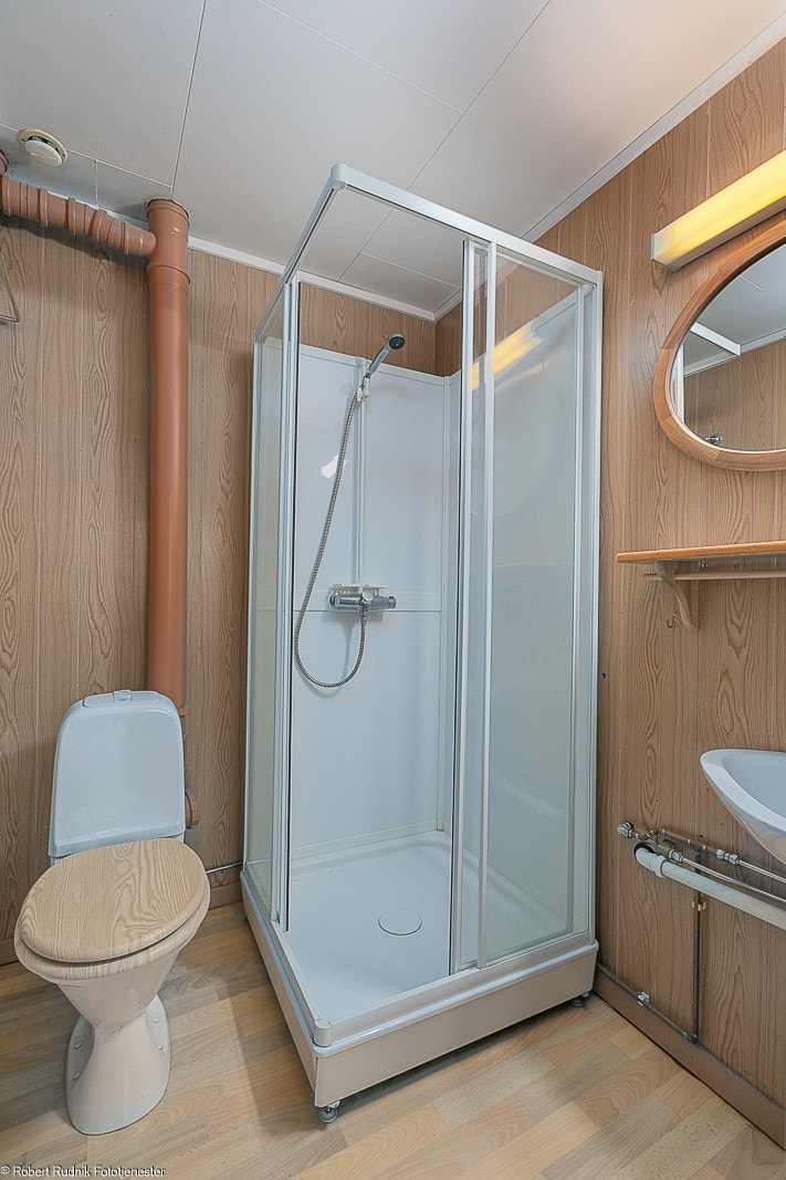 Enkelt bad i underetasjen med dusjkabinett. Galleribilde