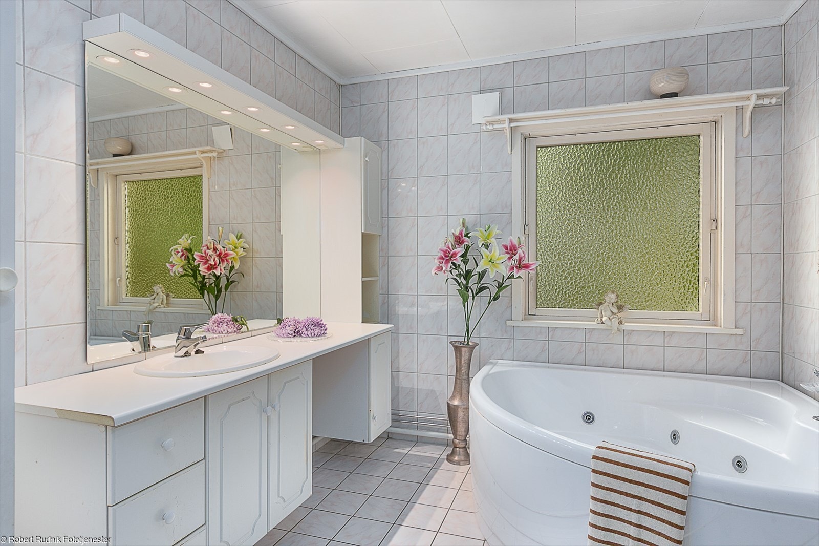 Flislagt bad med varmekabler i gulvet. Galleribilde