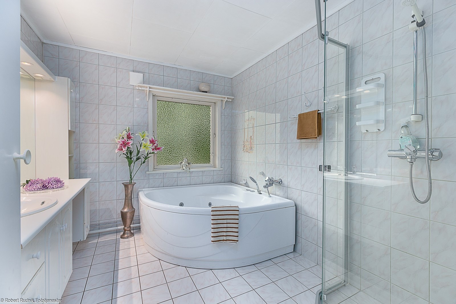 Badet har både badekar og dusjnisje. Galleribilde