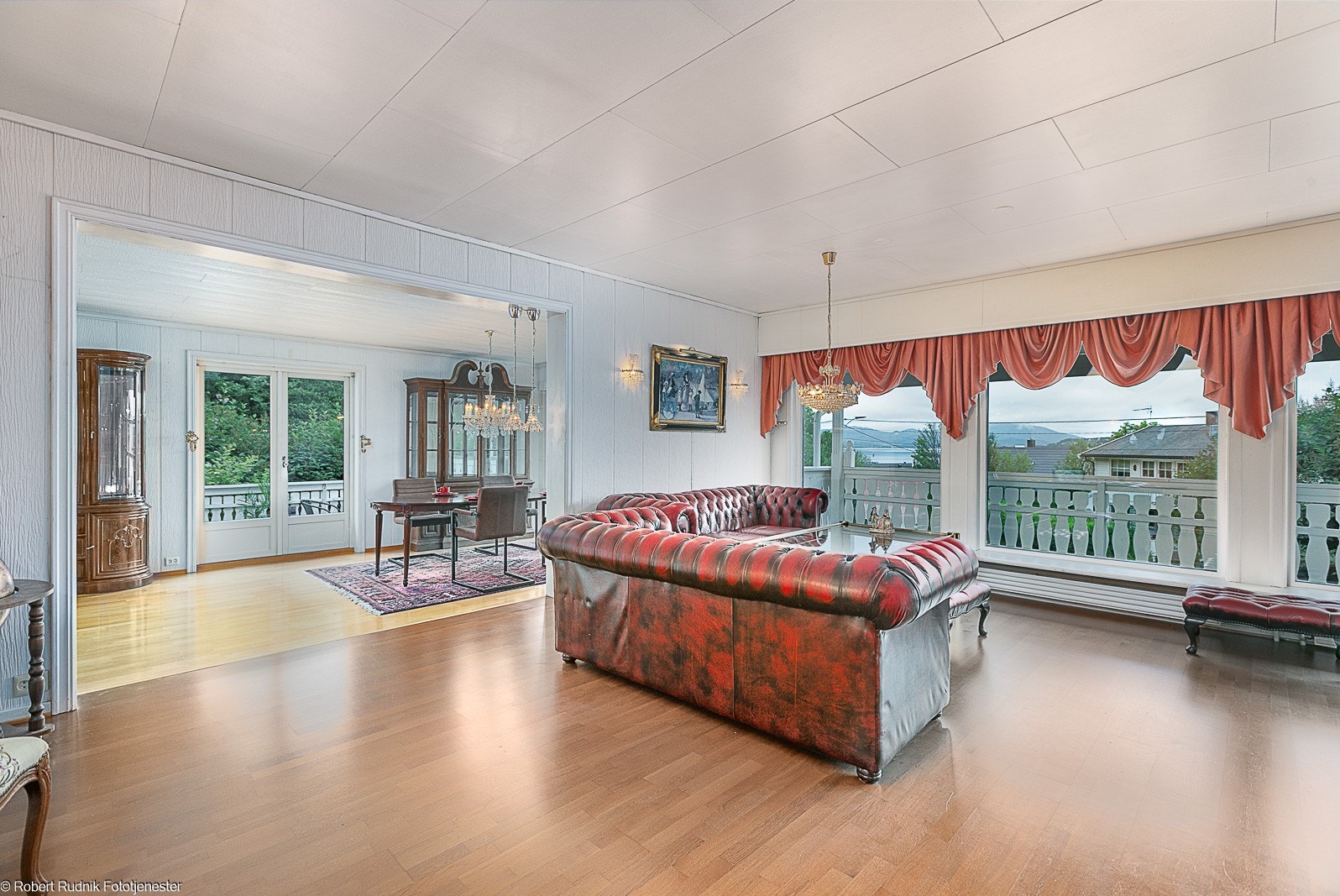 Romslig stue med store vindusflater som gir naturlig lysinnslipp. Galleribilde