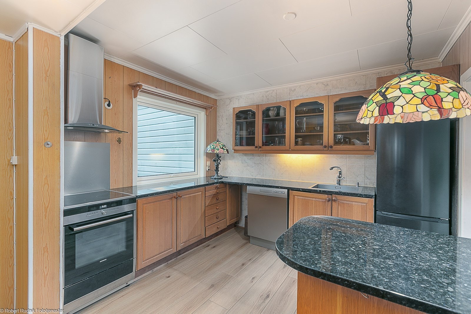 Kjøkkenet har benkeplate av stein med rikelig benkeplass. Galleribilde