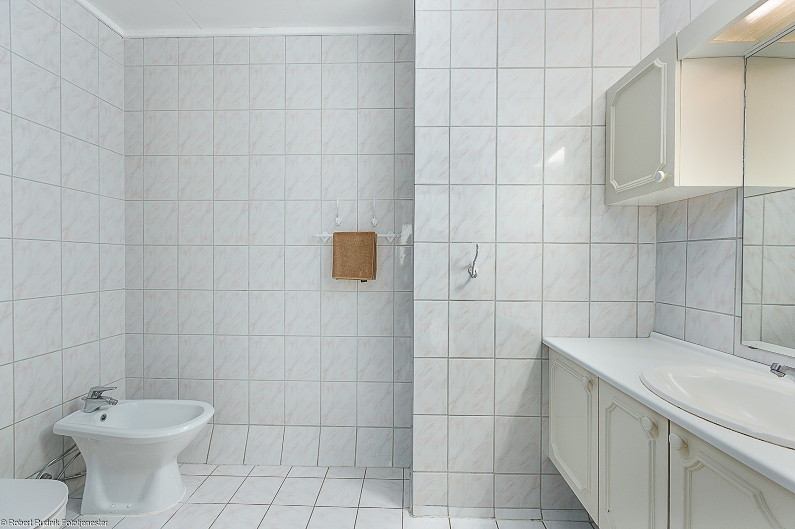 Toalett og bidet i andre enden av badet. Galleribilde