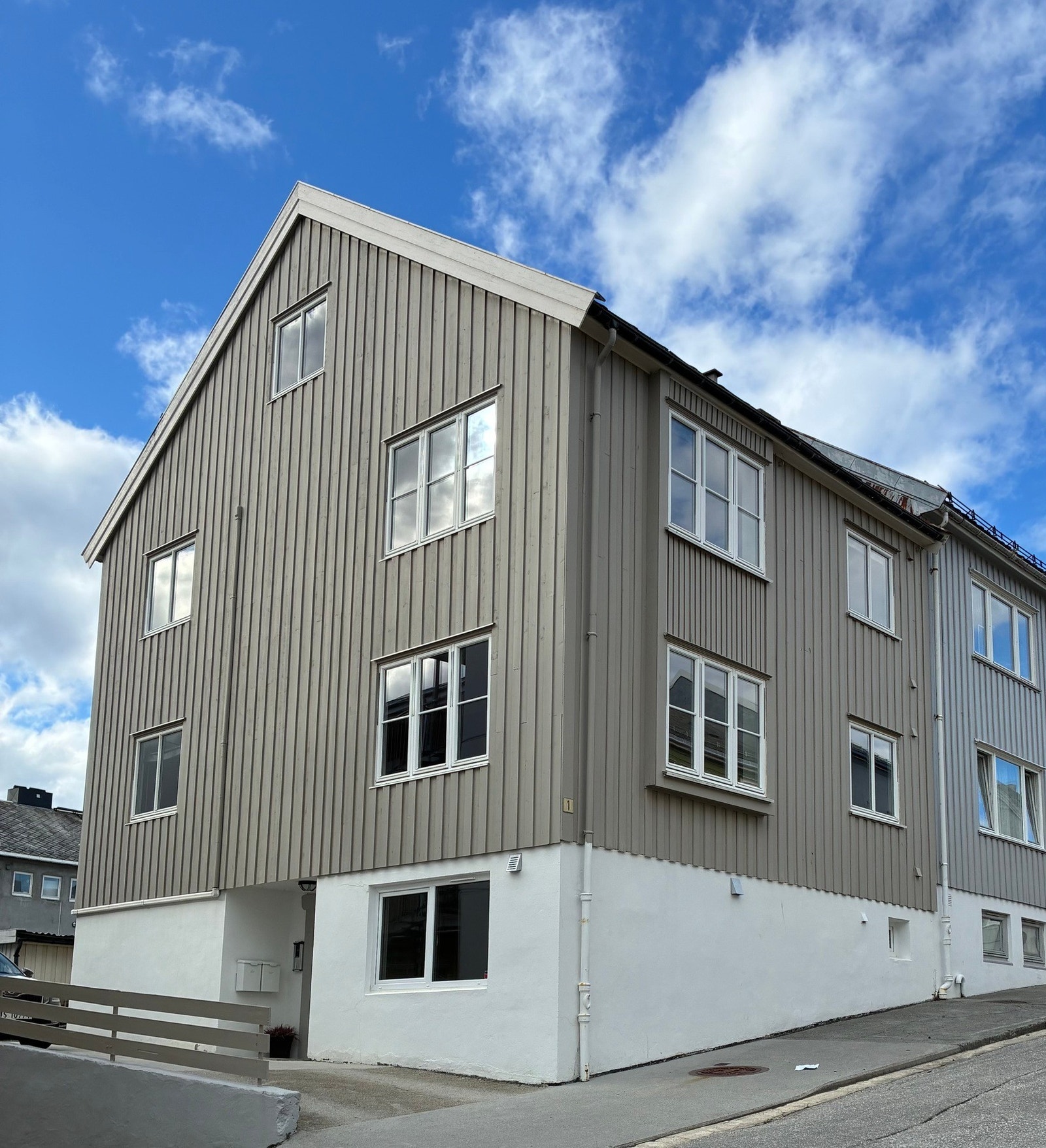 Flermannsbolig med 3 boenheter og uinnredet loftsetasje Galleribilde