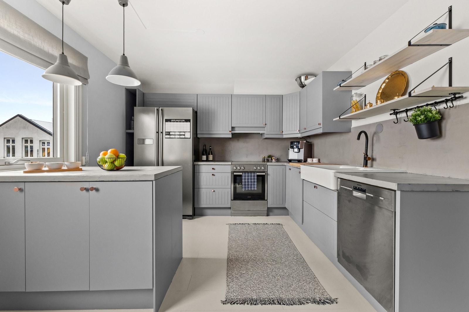 Videre har leilighetens et stort arbeidsvennlig kjøkken med gode oppbevaringsmuligheter for kjøkkenutstyr og benkeplass for matlaging Galleribilde