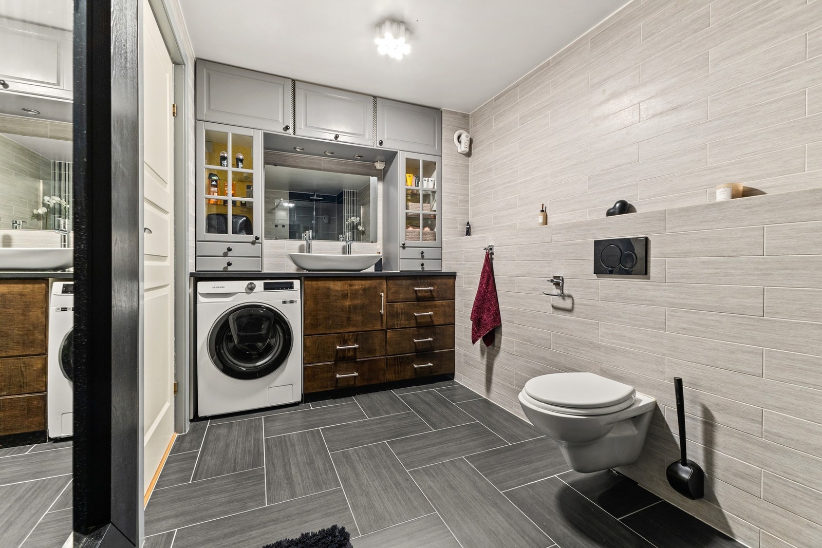 Leiligheten har et flislagt bad med gulvvarme fra omkring 2015 med avsatt plass til vaskemaskin Galleribilde