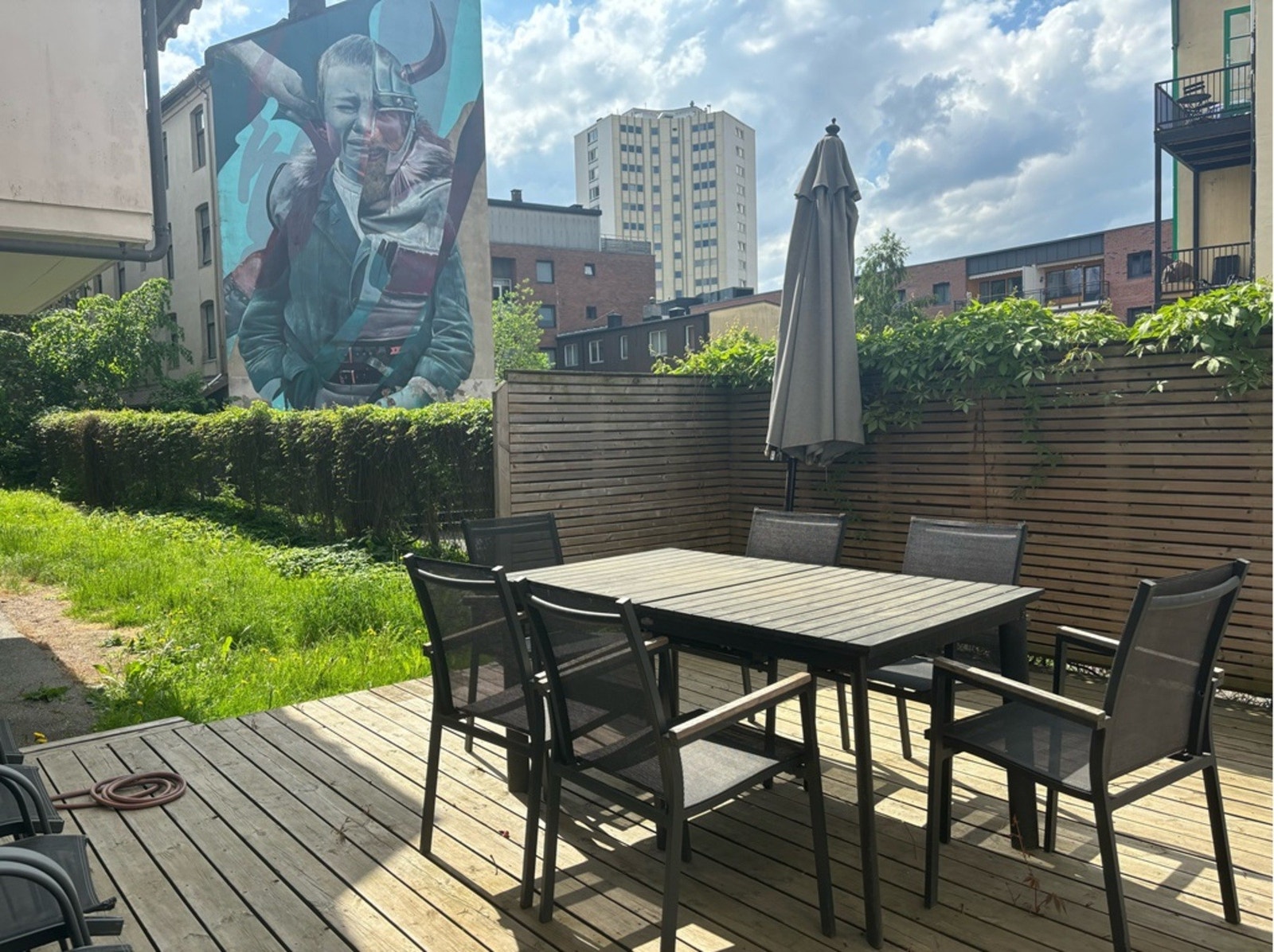 En koselig felles terrasse med sittegruppe - privatbilde Galleribilde