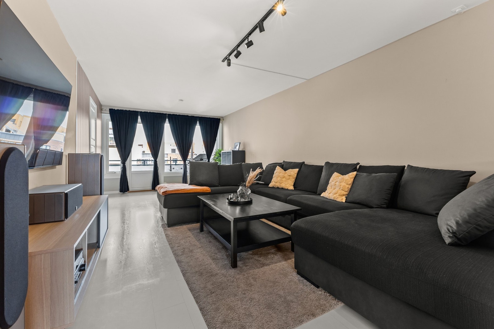 I leilighetens andre etasje er det en romslig stue med gode møbleringsmuligheter Galleribilde