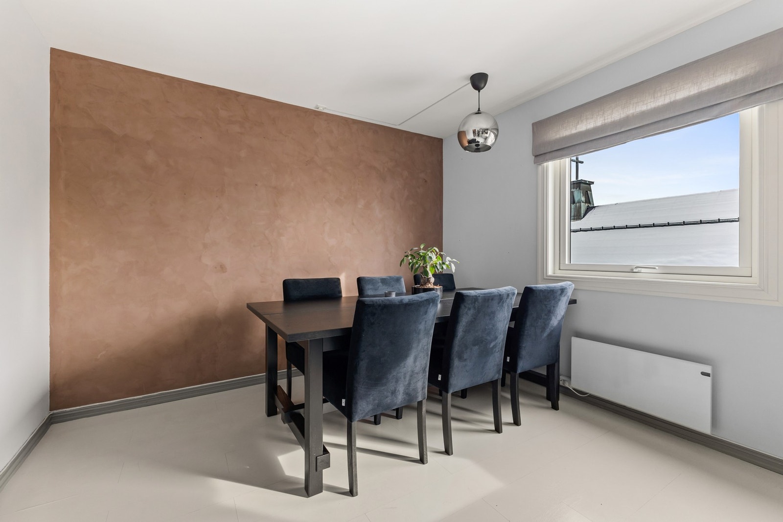 Tilknyttet kjøkkenet har du spisestuesone med god plass til et stort spisebord Galleribilde