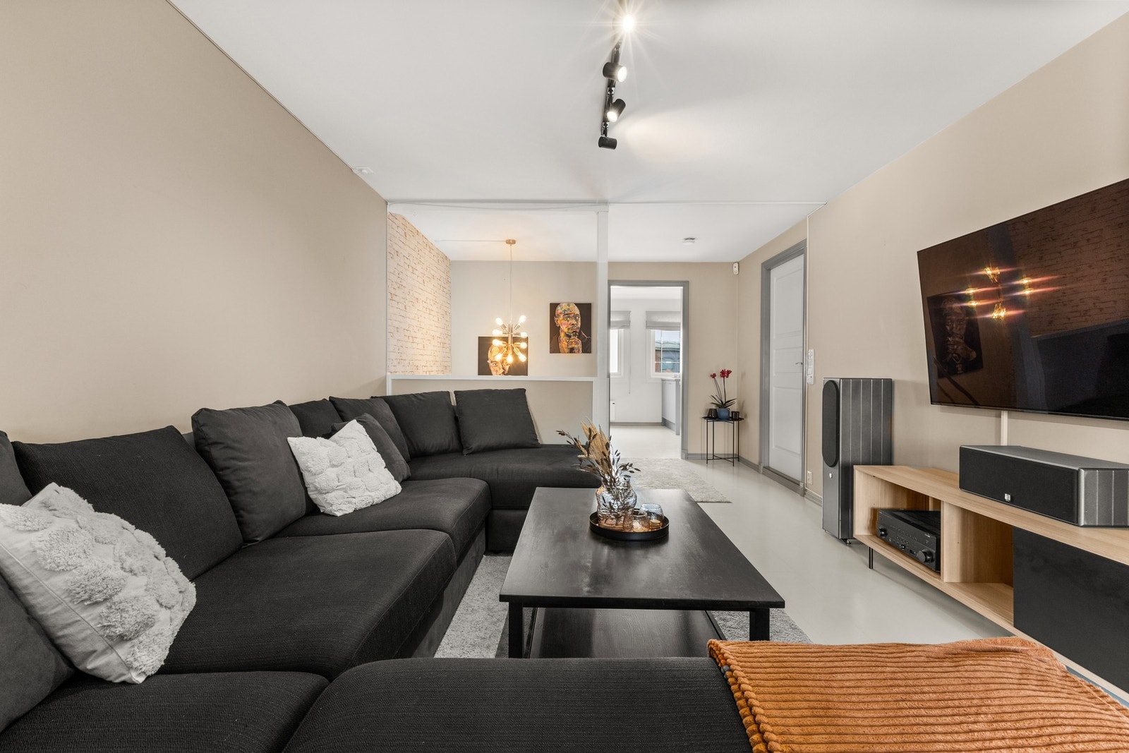 Dette er en naturlig plass å innrede med sofa, TV og annet ønsket møblement Galleribilde