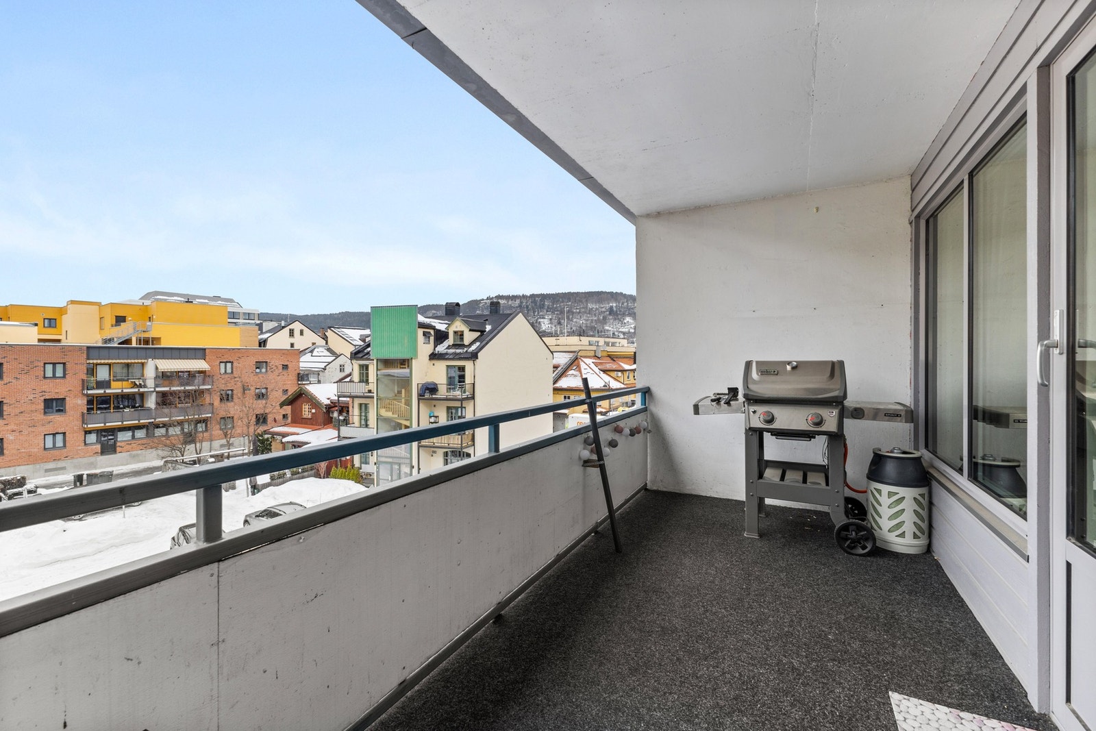 Fra stuen er det naturlig utgang til leilighetens nordvest-vendte balkong på ca 11 kvm Galleribilde